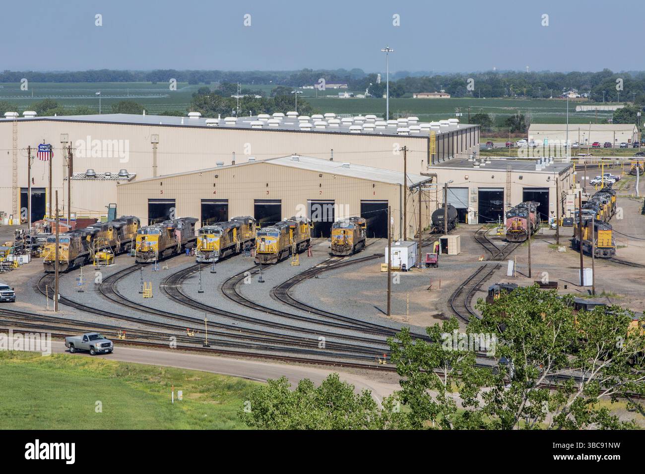 NORTH PLATTE, NEBRASKA, 14 LUGLIO 2014: Un negozio di riparazione locomotive nel cantiere ferroviario Bailey della Union Pacific dalla Golden Spike Tower. Il treno più grande del mondo Foto Stock