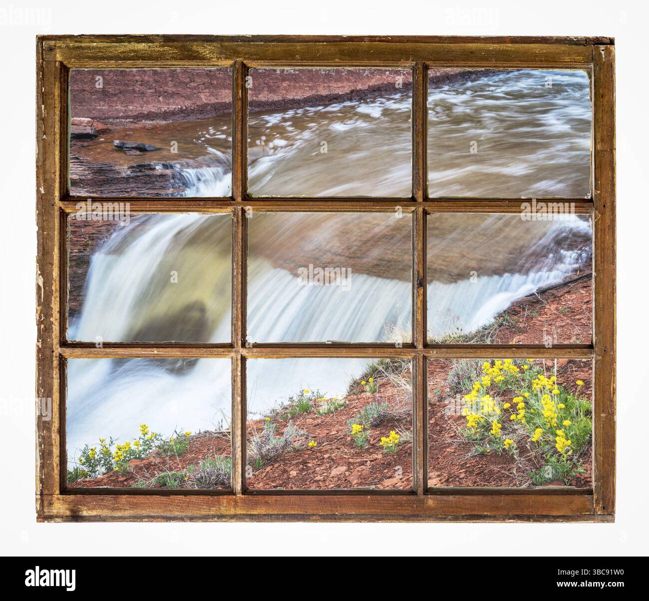 Cascata di ruscello con fiori selvatici vista attraverso vintage, grunge, finestra con vetri sporchi Foto Stock