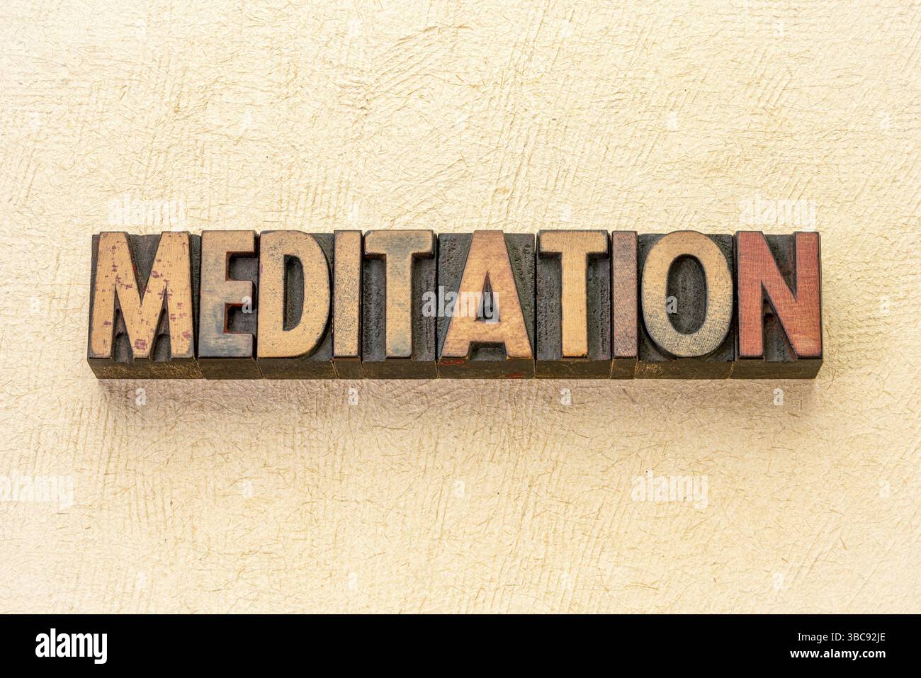 Parola di meditazione astratta in legno di tipografia vintage su carta testurizzata Foto Stock