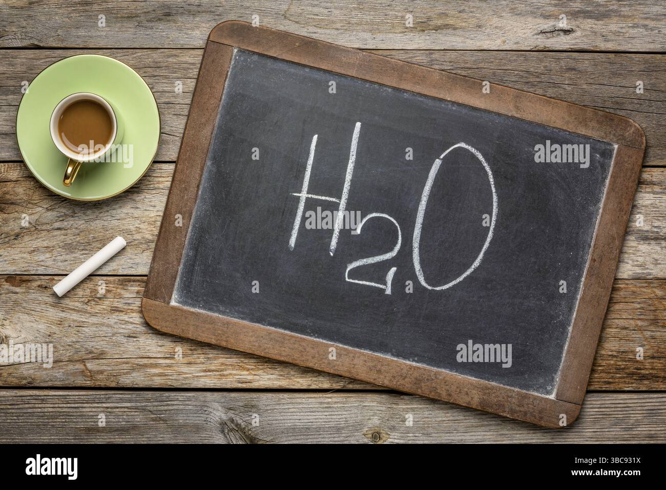 Simbolo chimico dell'acqua, H2O, scritto a mano con gesso bianco su una lavagna d'ardesia vintage Foto Stock