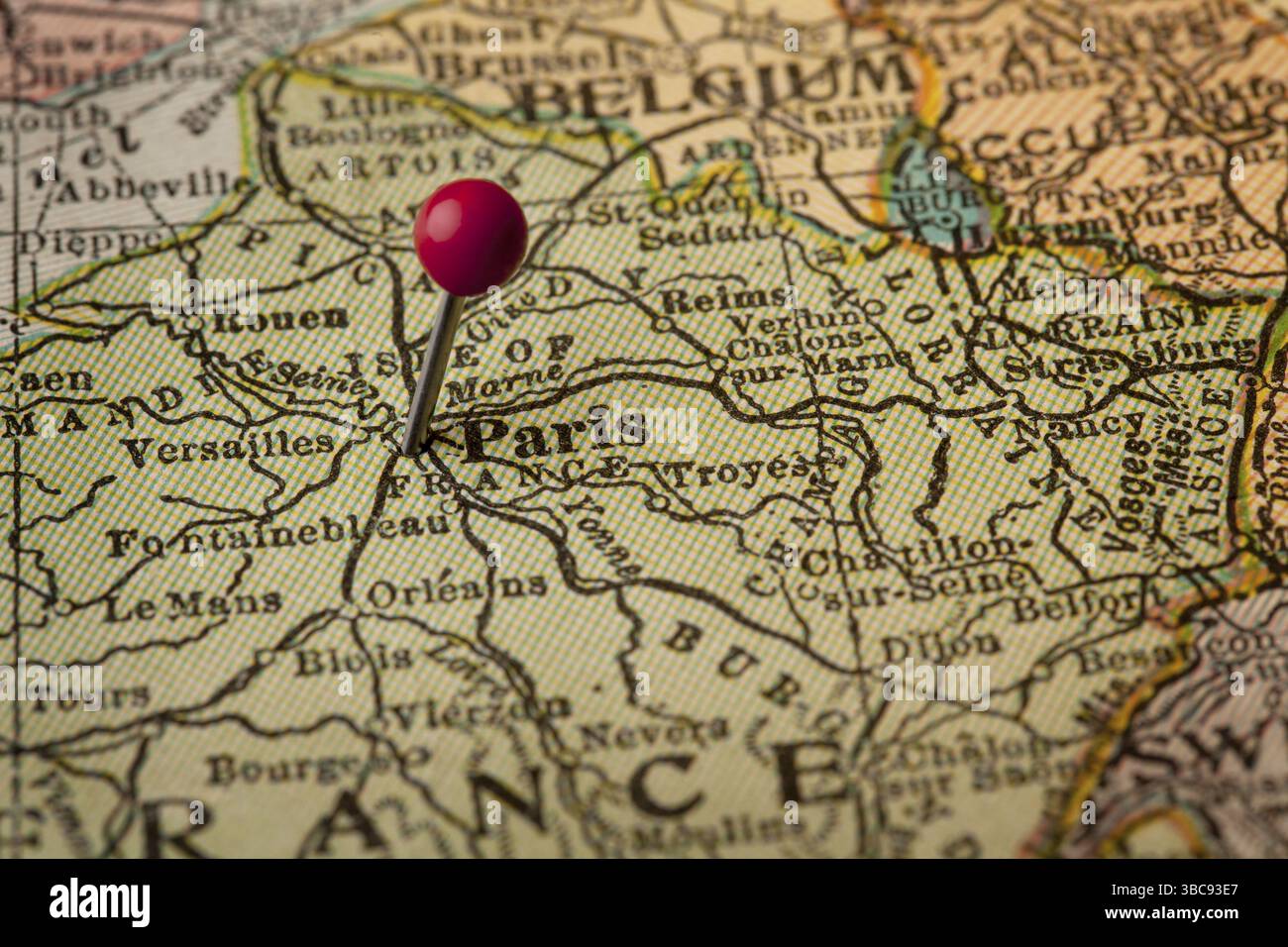 Parigi su una mappa vintage degli anni '1920 della Francia con una spinta rossa, una messa a fuoco selettiva Foto Stock