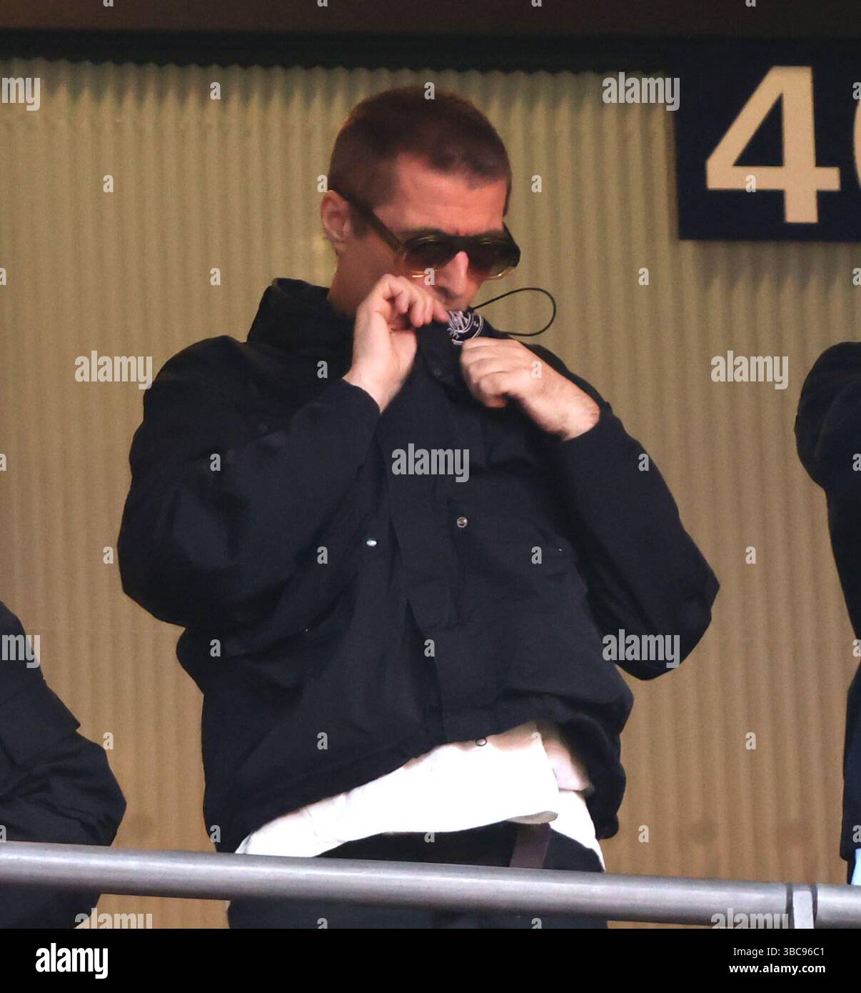 In vista della riunione degli Oasis, Liam Gallagher bacia il suo distintivo alla semifinale della Emirates fa Cup Nottingham Forest contro Manchester City Match al Wembley Stadium, Londra, Regno Unito, il 27 aprile 2025. Foto Stock