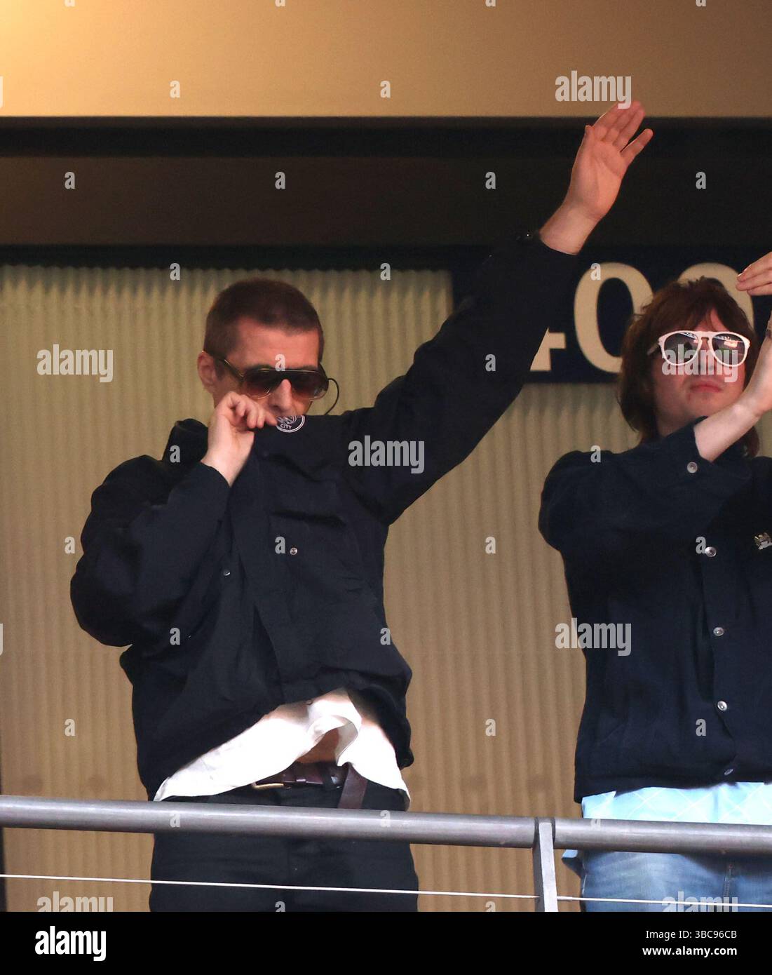 In vista della riunione degli Oasis, Liam Gallagher bacia il suo distintivo alla semifinale della Emirates fa Cup Nottingham Forest contro Manchester City Match al Wembley Stadium, Londra, Regno Unito, il 27 aprile 2025. Foto Stock