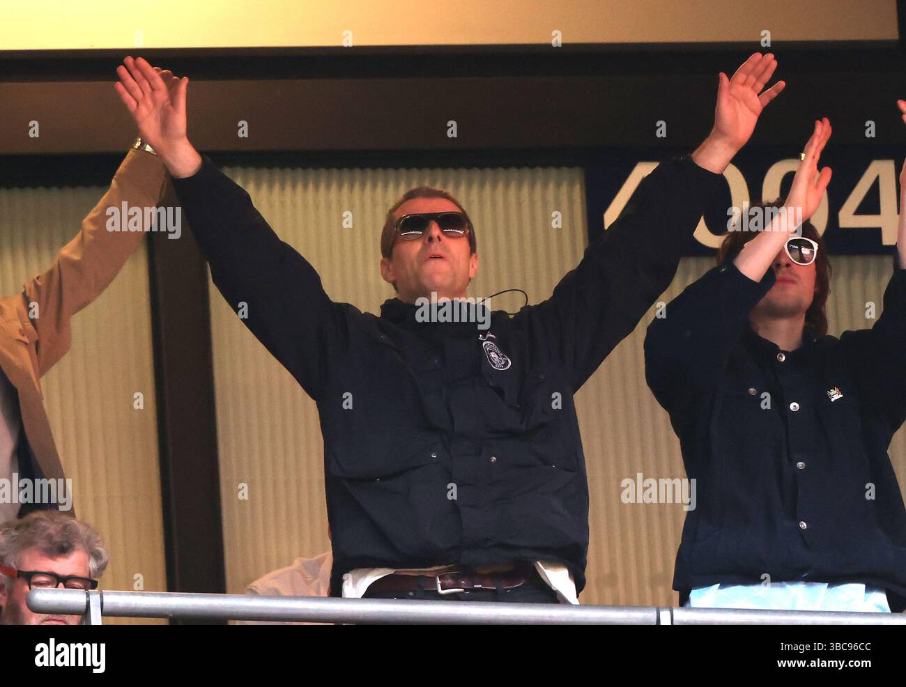 In vista della riunione degli Oasis, Liam Gallagher festeggia la semifinale della Emirates fa Cup Nottingham Forest contro Manchester City Match al Wembley Stadium di Londra, Regno Unito, il 27 aprile 2025. Foto Stock