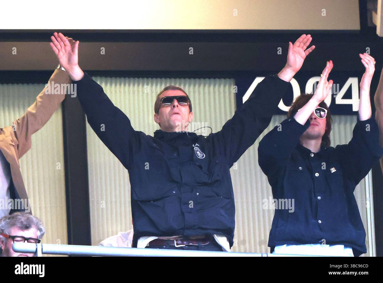 In vista della riunione degli Oasis, Liam Gallagher festeggia la semifinale della Emirates fa Cup Nottingham Forest contro Manchester City Match al Wembley Stadium di Londra, Regno Unito, il 27 aprile 2025. Foto Stock