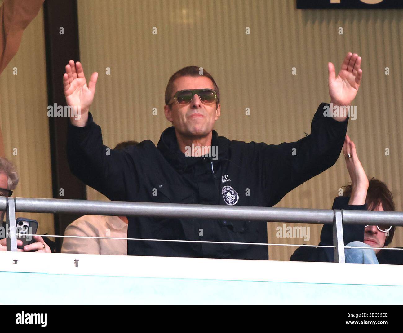 In vista della riunione degli Oasis, Liam Gallagher festeggia la semifinale della Emirates fa Cup Nottingham Forest contro Manchester City Match al Wembley Stadium di Londra, Regno Unito, il 27 aprile 2025. Foto Stock