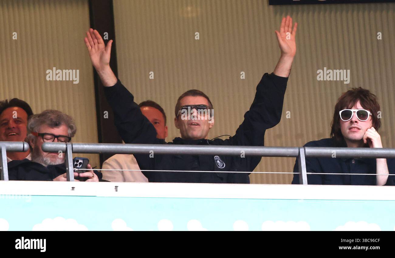 In vista della riunione degli Oasis, Liam Gallagher festeggia la semifinale della Emirates fa Cup Nottingham Forest contro Manchester City Match al Wembley Stadium di Londra, Regno Unito, il 27 aprile 2025. Foto Stock
