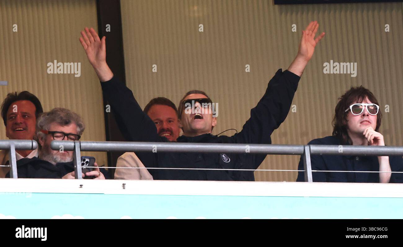 In vista della riunione degli Oasis, Liam Gallagher festeggia la semifinale della Emirates fa Cup Nottingham Forest contro Manchester City Match al Wembley Stadium di Londra, Regno Unito, il 27 aprile 2025. Foto Stock