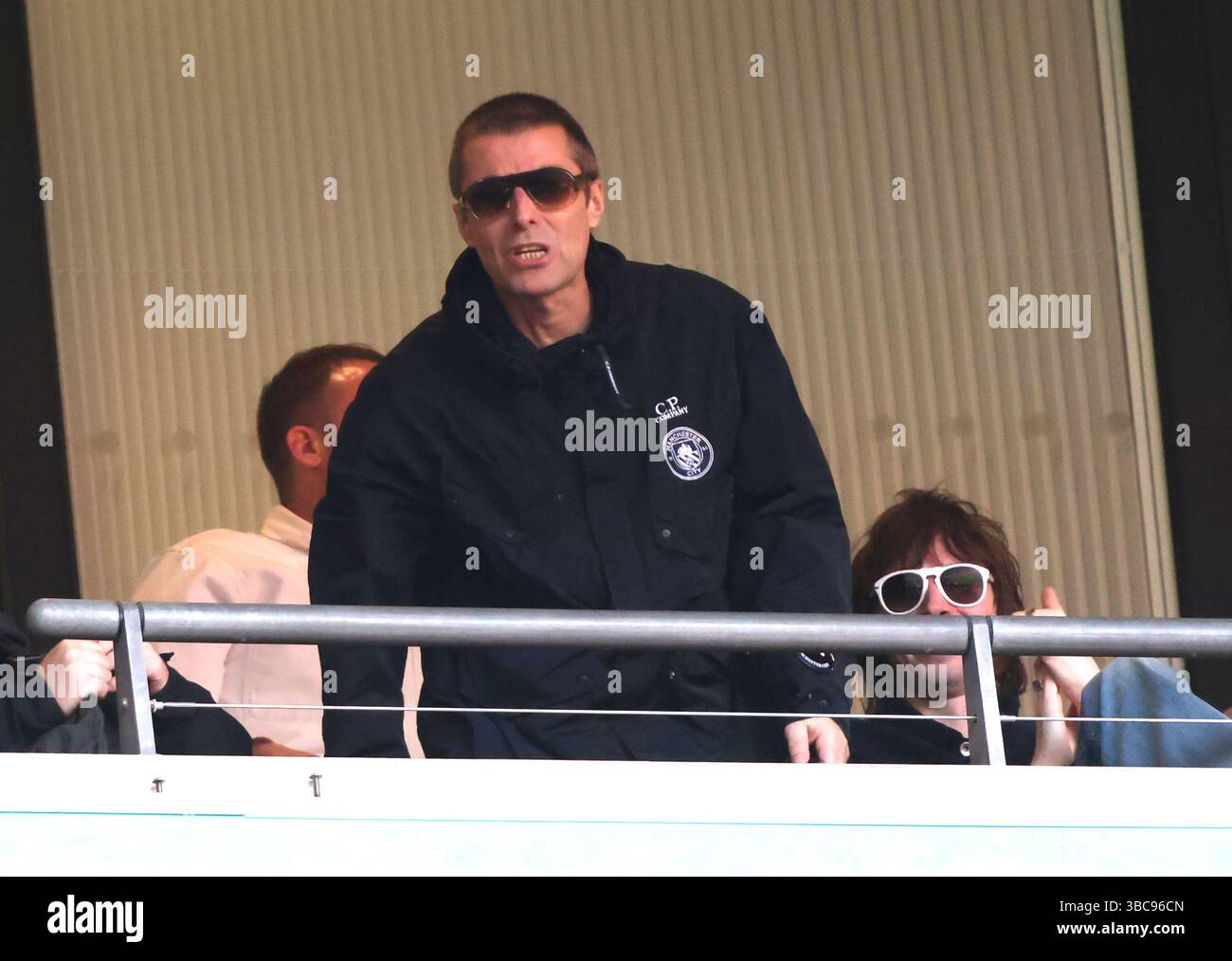 In vista della riunione degli Oasis Liam Gallagher visto alla semifinale della Emirates fa Cup Nottingham Forest contro Manchester City match al Wembley Stadium di Londra, Regno Unito, il 27 aprile 2025. Foto Stock