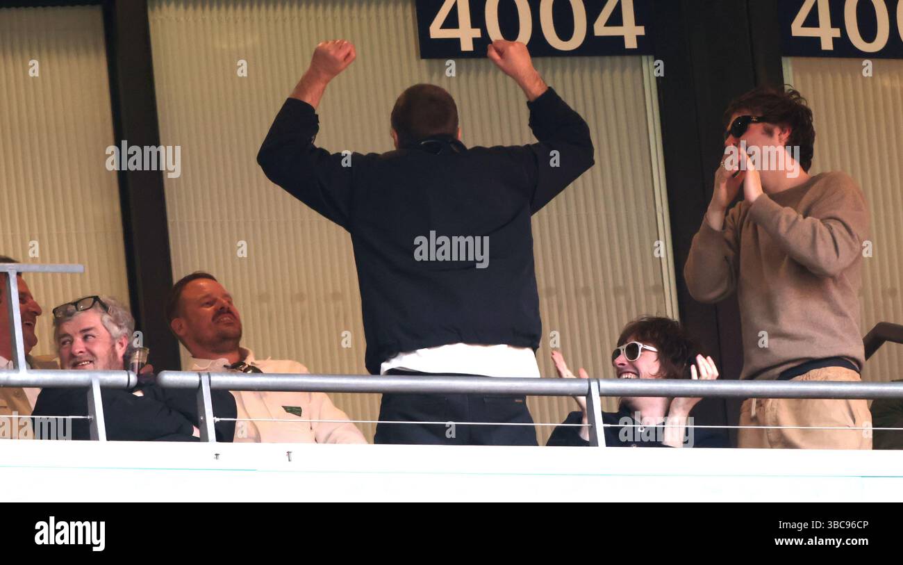 In vista della riunione degli Oasis, Liam Gallagher fa «The Poznan» la semifinale della Emirates fa Cup Nottingham Forest contro Manchester City Match al Wembley Stadium di Londra, Regno Unito, il 27 aprile 2025. Foto Stock