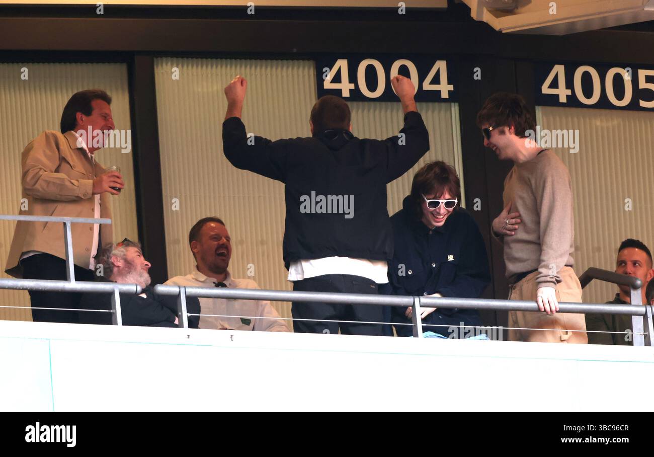 In vista della riunione degli Oasis, Liam Gallagher fa «The Poznan» la semifinale della Emirates fa Cup Nottingham Forest contro Manchester City Match al Wembley Stadium di Londra, Regno Unito, il 27 aprile 2025. Foto Stock