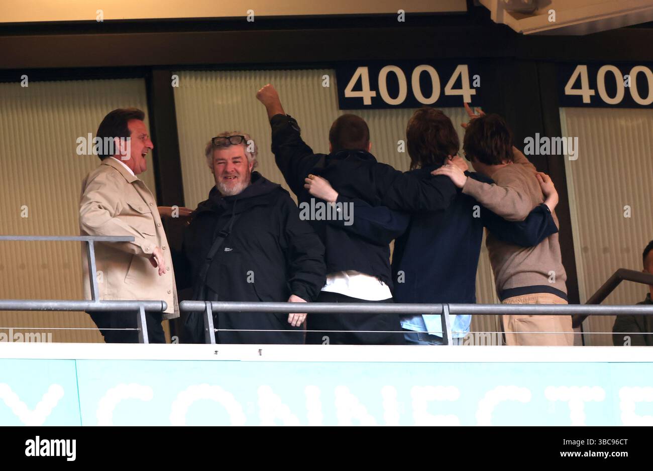 In vista della riunione degli Oasis, Liam Gallagher fa «The Poznan» la semifinale della Emirates fa Cup Nottingham Forest contro Manchester City Match al Wembley Stadium di Londra, Regno Unito, il 27 aprile 2025. Foto Stock