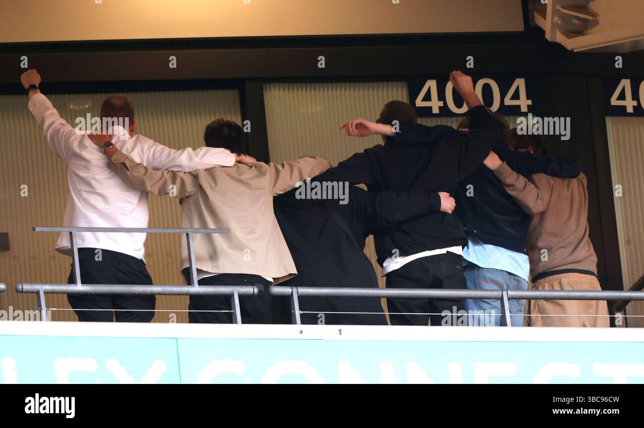 In vista della riunione degli Oasis, Liam Gallagher fa «The Poznan» la semifinale della Emirates fa Cup Nottingham Forest contro Manchester City Match al Wembley Stadium di Londra, Regno Unito, il 27 aprile 2025. Foto Stock