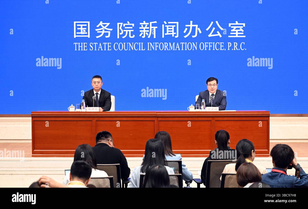 Pechino, Cina. 19 maggio 2025. L'Ufficio informazioni del Consiglio di Stato tiene una conferenza stampa sui risultati economici della Cina nell'aprile 2025, a Pechino, capitale della Cina, il 19 maggio 2025. Crediti: Chen Yehua/Xinhua/Alamy Live News Foto Stock