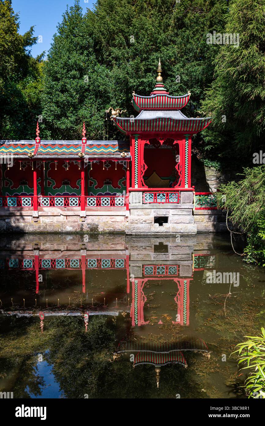Biddulph Grange Garden, Staffordshire, Inghilterra. Questo storico giardino vittoriano presenta piante esotiche, giardini ornamentali e colori stagionali. Foto Stock