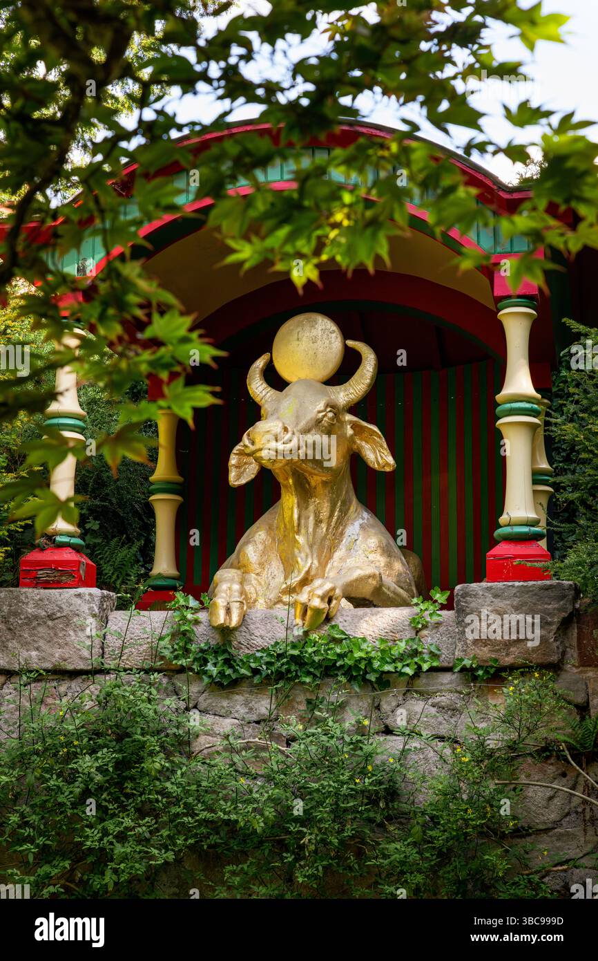 Biddulph Grange Garden, Staffordshire, Inghilterra. Questo storico giardino vittoriano presenta piante esotiche e giardini ornamentali. Bufalo d'oro. Foto Stock