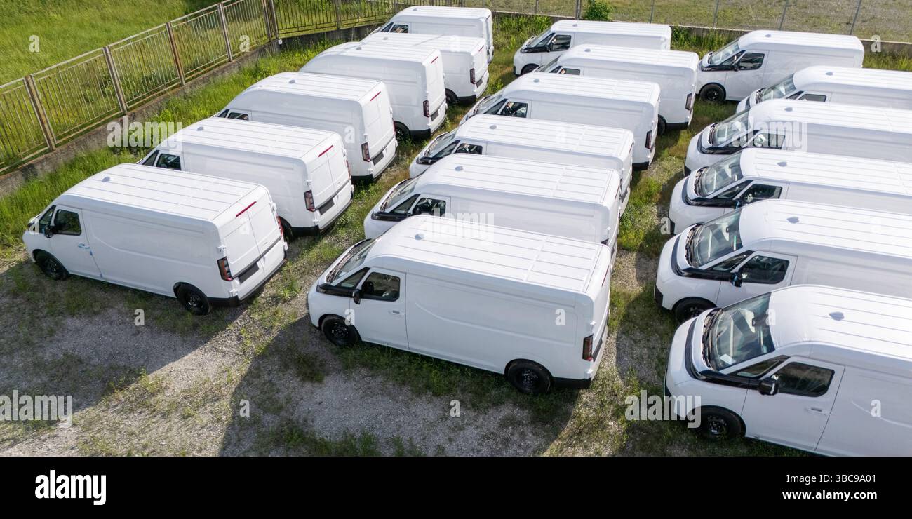 Vista aerea del nuovo parcheggio per furgoni presso un hub logistico. Foto Stock