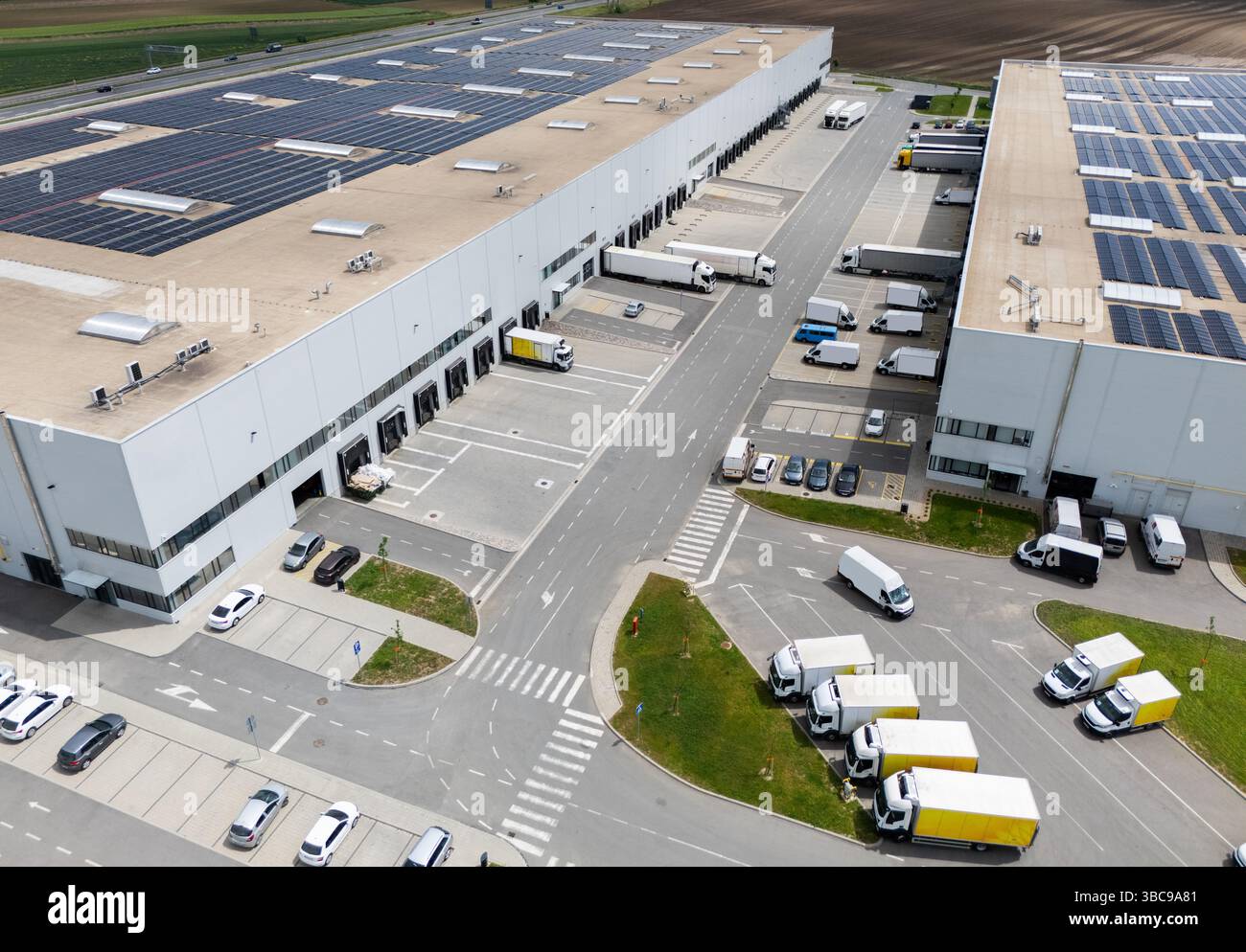 Centri logistici con pannelli solari sui tetti. Vista aerea. Foto Stock