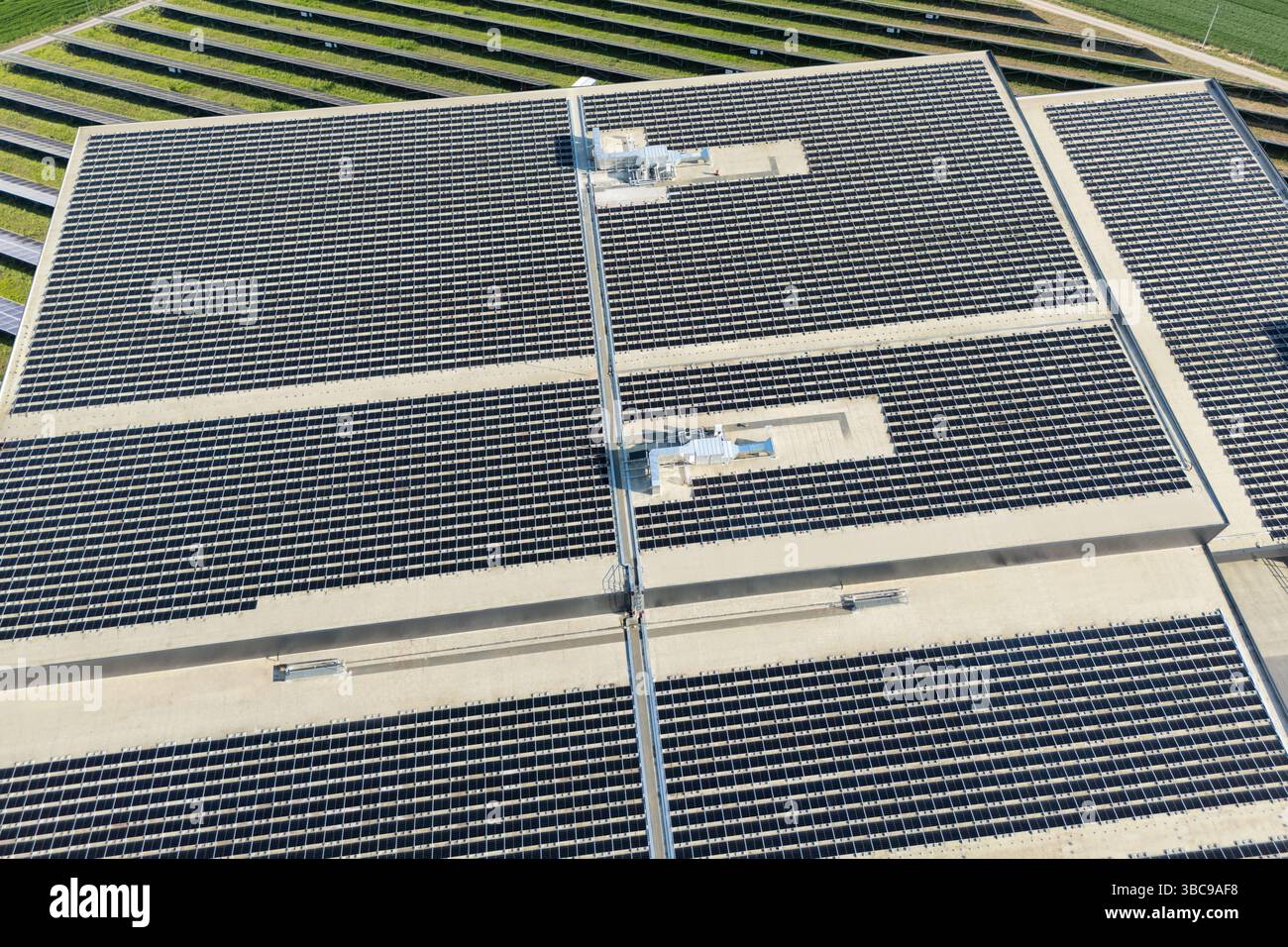 Moderna fabbrica verde alimentata da energia solare rinnovabile. Sviluppo sostenibile nell'industria. Foto Stock