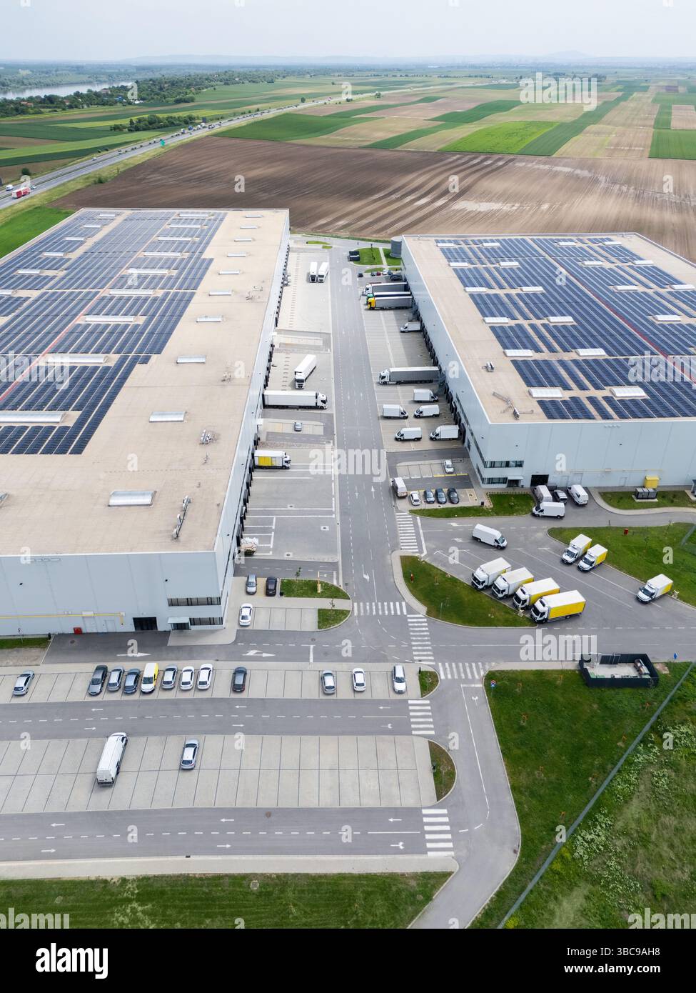 Centri logistici con pannelli solari sui tetti. Vista aerea. Foto Stock