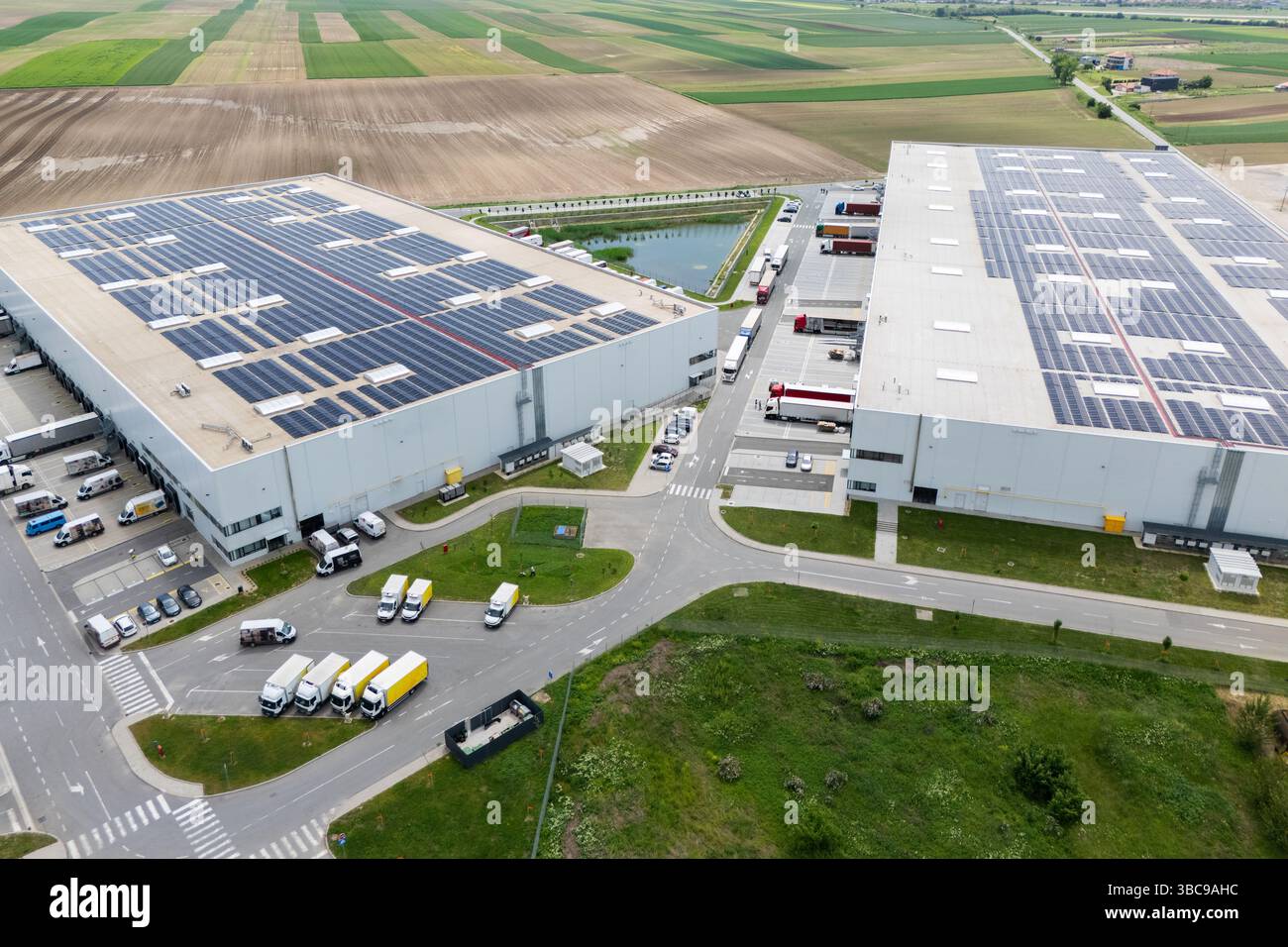 Centri logistici con pannelli solari sui tetti. Vista aerea. Foto Stock
