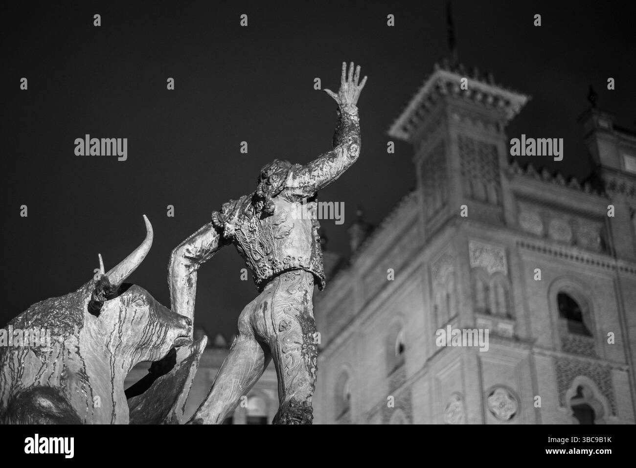 Scultura Matador di fronte a Plaza de toros de Las Ventas, la più grande arena di corrida in Spagna nel quartiere Salamanca di Madrid il 3 dicembre 2022 Foto Stock