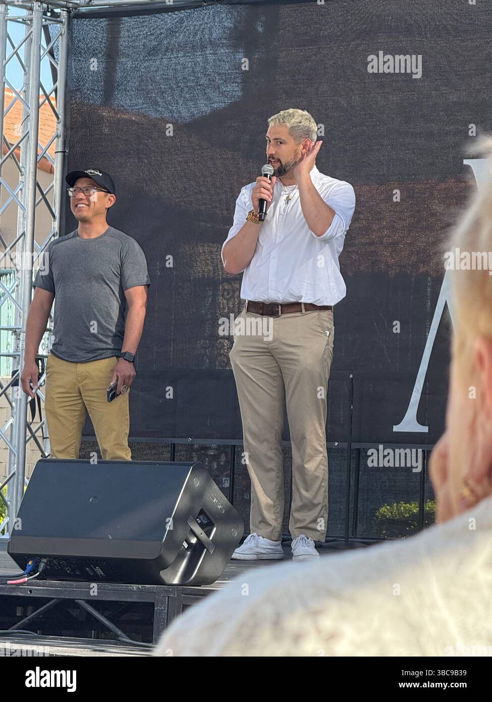 I membri del Consiglio di West Hollywood Danny Hang e John M. Erickson parlano sul palco all'inizio del WeHo Mishka Festival il 18 maggio a West Hollywood, California. Le loro osservazioni di apertura hanno accolto i partecipanti alla celebrazione annuale della città del mese del patrimonio culturale della comunità di lingua russa, che onora le tradizioni, le lingue e le diverse identità degli immigrati provenienti dall’ex Unione Sovietica. La loro presenza rifletteva l’impegno della città per l’inclusione, l’orgoglio civico e il riconoscimento culturale all’interno della variegata popolazione di West Hollywood. Foto Stock