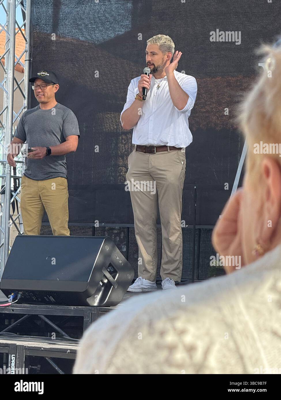 I membri del Consiglio di West Hollywood Danny Hang e John M. Erickson parlano sul palco all'inizio del WeHo Mishka Festival il 18 maggio a West Hollywood, California. Le loro osservazioni di apertura hanno accolto i partecipanti alla celebrazione annuale della città del mese del patrimonio culturale della comunità di lingua russa, che onora le tradizioni, le lingue e le diverse identità degli immigrati provenienti dall’ex Unione Sovietica. La loro presenza rifletteva l’impegno della città per l’inclusione, l’orgoglio civico e il riconoscimento culturale all’interno della variegata popolazione di West Hollywood. Foto Stock