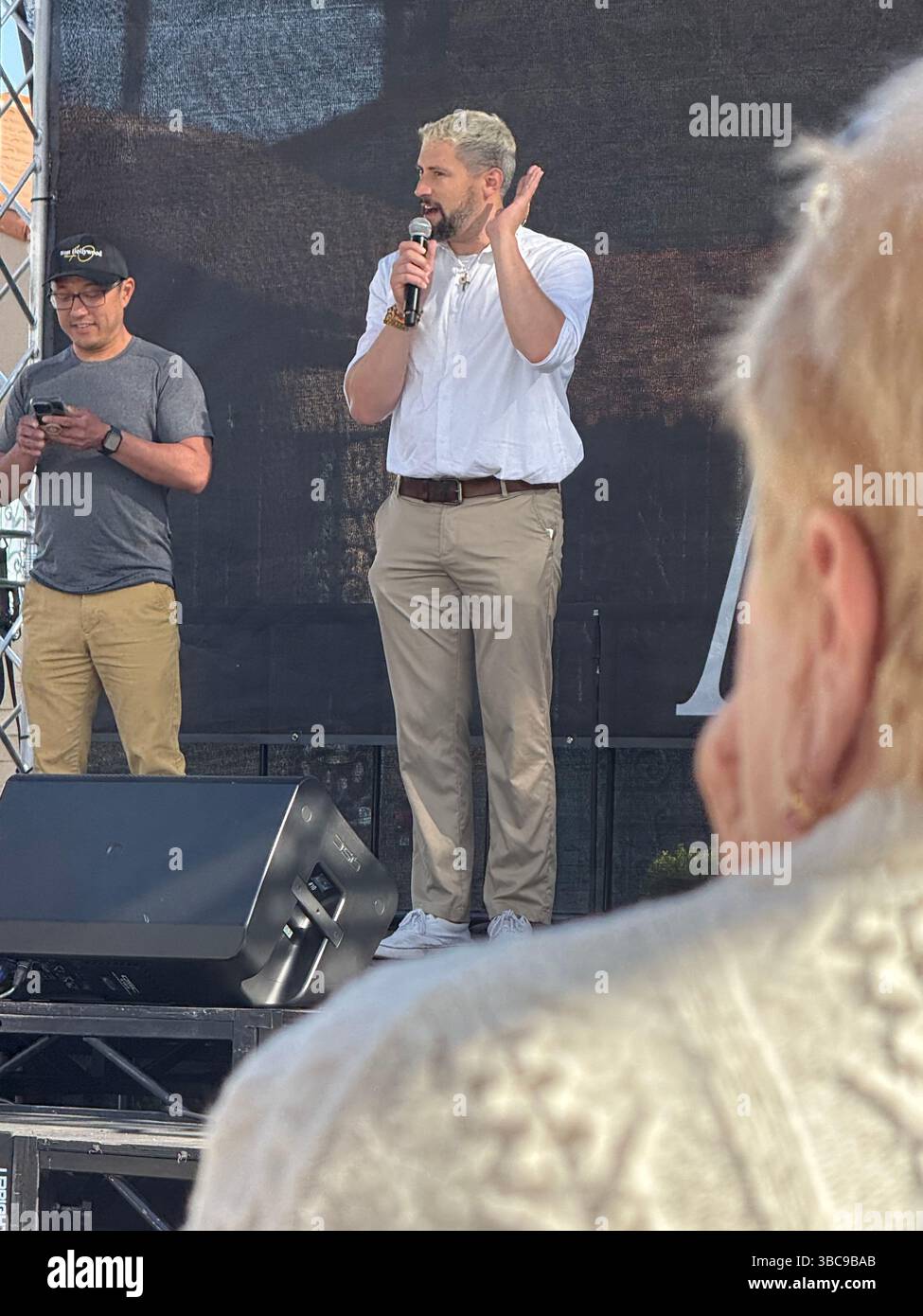 I membri del Consiglio di West Hollywood Danny Hang e John M. Erickson parlano sul palco all'inizio del WeHo Mishka Festival il 18 maggio a West Hollywood, California. Le loro osservazioni di apertura hanno accolto i partecipanti alla celebrazione annuale della città del mese del patrimonio culturale della comunità di lingua russa, che onora le tradizioni, le lingue e le diverse identità degli immigrati provenienti dall’ex Unione Sovietica. La loro presenza rifletteva l’impegno della città per l’inclusione, l’orgoglio civico e il riconoscimento culturale all’interno della variegata popolazione di West Hollywood. Foto Stock