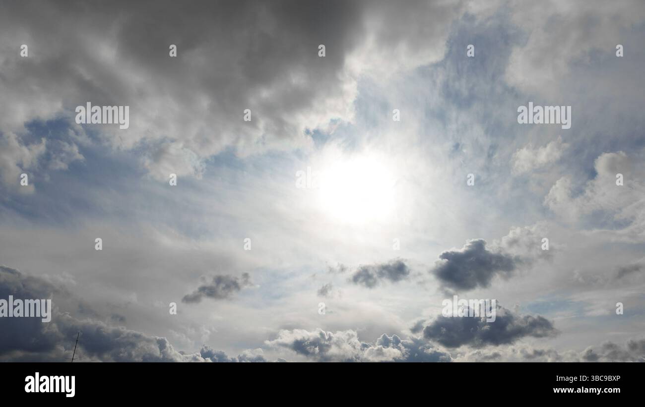Le nuvole bianche volano nel cielo Foto Stock