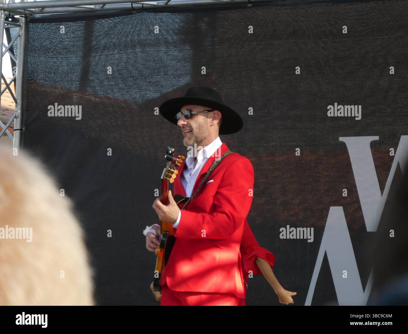 Vadim Brunell, rinomato chitarrista dei Gipsy Kings, offre un'appassionata esibizione di flamenco al Mishka Festival di West Hollywood. Conosciuto per la combinazione di flamenco tradizionale con influenze moderne, Brunell affascina il pubblico del festival con le sue dinamiche abilità di chitarra e la sua vibrante presenza sul palco. Foto Stock