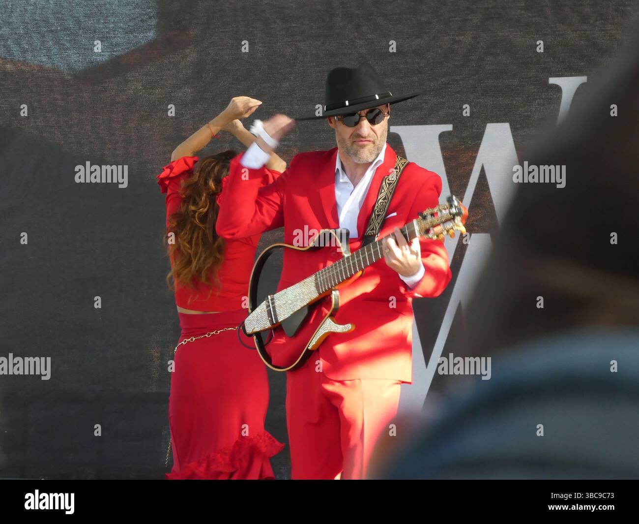 Vadim Brunell, rinomato chitarrista dei Gipsy Kings, offre un'appassionata esibizione di flamenco al Mishka Festival di West Hollywood. Conosciuto per la combinazione di flamenco tradizionale con influenze moderne, Brunell affascina il pubblico del festival con le sue dinamiche abilità di chitarra e la sua vibrante presenza sul palco. Foto Stock