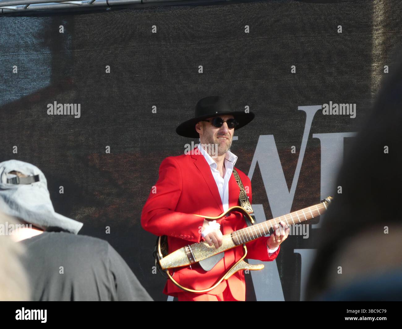Vadim Brunell, rinomato chitarrista dei Gipsy Kings, offre un'appassionata esibizione di flamenco al Mishka Festival di West Hollywood. Conosciuto per la combinazione di flamenco tradizionale con influenze moderne, Brunell affascina il pubblico del festival con le sue dinamiche abilità di chitarra e la sua vibrante presenza sul palco. Foto Stock