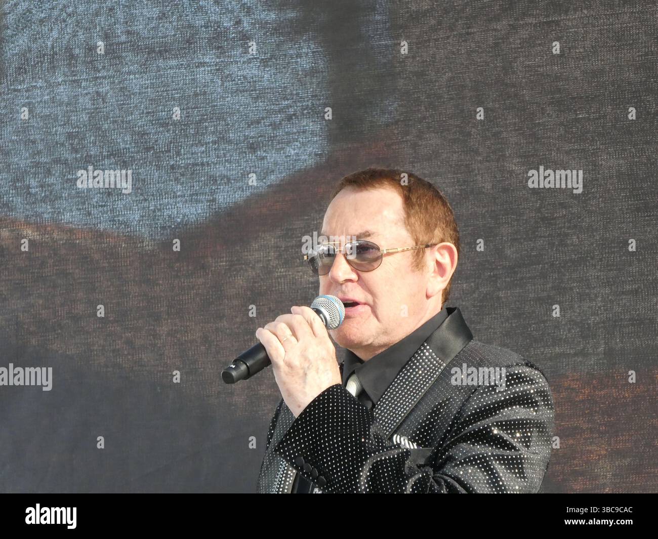 Gary Gold si esibisce dal vivo al Mishka Festival di West Hollywood il 18 maggio. Conosciuto per la sua voce potente e la coinvolgente presenza sul palco, l'esibizione di Gold mette in evidenza la vibrante cultura musicale celebrata al festival in onore del ricco patrimonio della comunità di lingua russa. Foto Stock