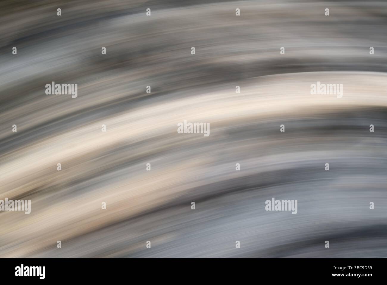 Tronchi d'albero - abstract di sfocatura del movimento naturale creato con movimenti intenzionali della videocamera Foto Stock