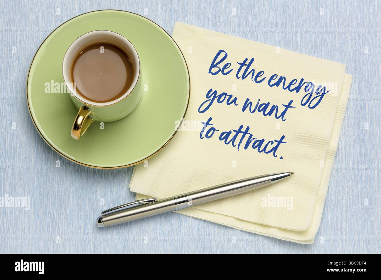Essere l'energia che si desidera attirare - scrittura su igienico con una tazza di caffè, legge del concetto di attrazione Foto Stock