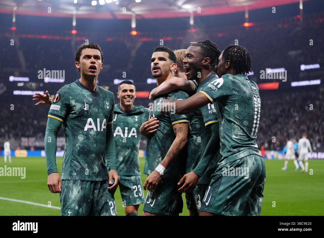 Foto datata 17-04-2025 del Dominic Solanke (centro) di Tottenham Hotspur. Un pareggio di andata del 1-1 lasciò la squadra pesantemente criticata di Postecoglou con un scoraggiante incontro di ritorno a Francoforte, ma il rigore di 43° minuto di Dominic Solanke, coraggiosamente vinto da Maddison, abbinato a un eccellente display difensivo ha conquistato gli ultimi quattro posti. Data di pubblicazione: Lunedì 19 maggio 2025. Foto Stock