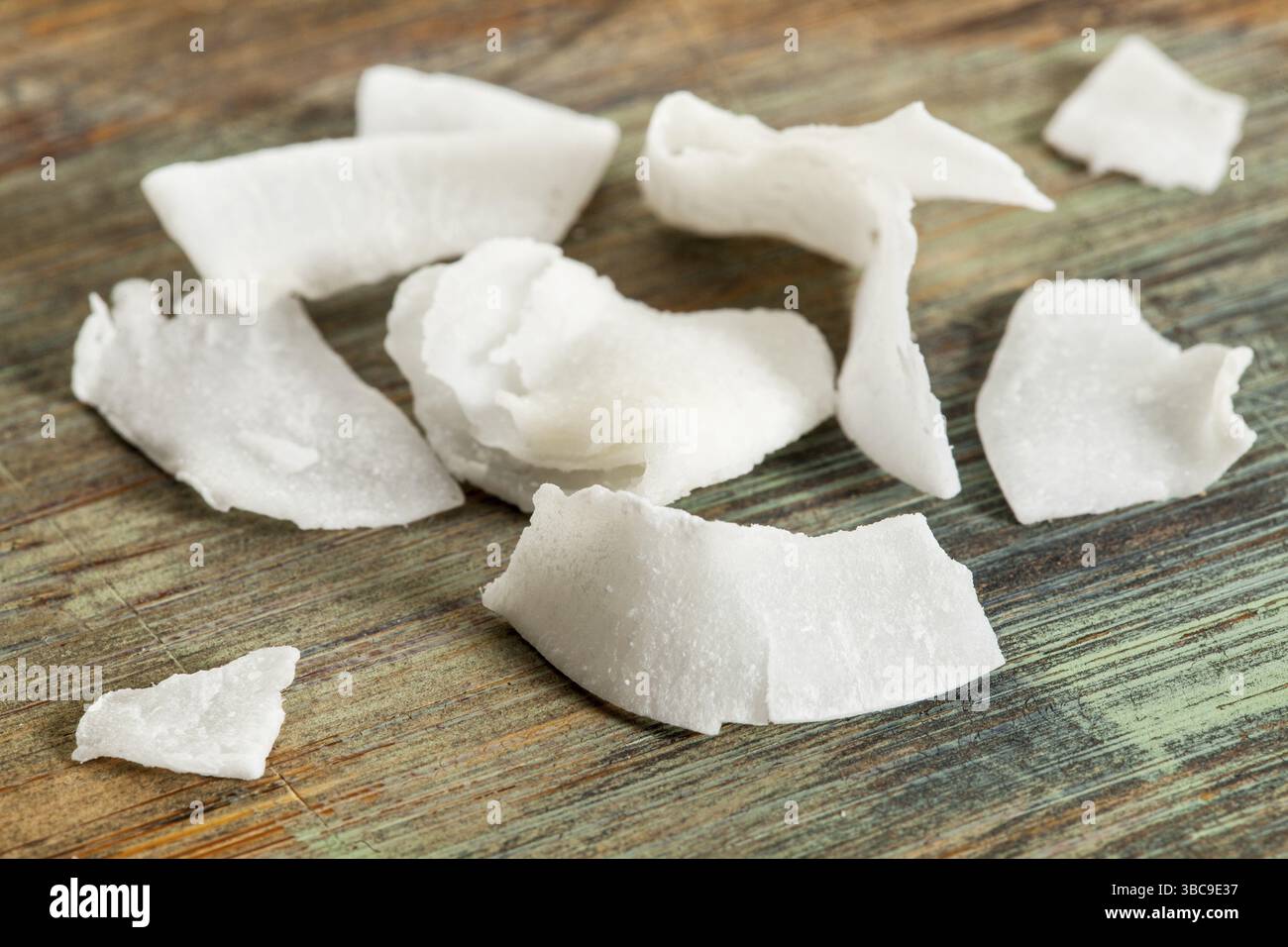 Scaglie di cocco grattugiate primo piano su una superficie in legno verniciato Foto Stock