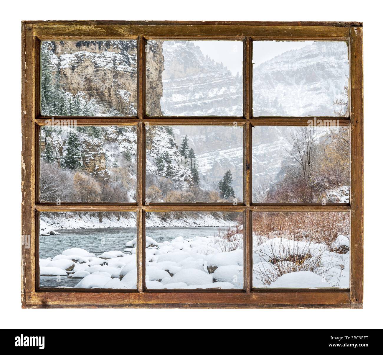 Paesaggio invernale del fiume di montagna nel profondo canyon, visto attraverso vintage, grunge, finestra con vetri sporchi Foto Stock