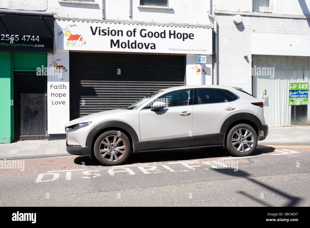 Ballymena, Irlanda del Nord - 18 maggio 2025: Negozio di beneficenza di alta strada Vision of Good Hope Moldova, Faith Hope Love Foto Stock