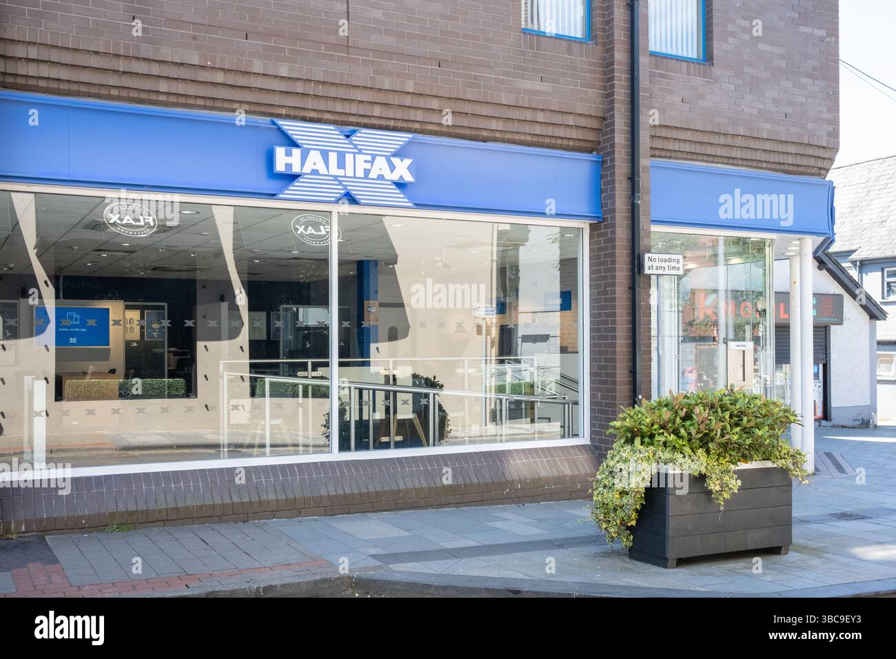 Ballymena, Irlanda del Nord - 18 maggio 2025: Halifax mutui, conti bancari, risparmi, prestiti e investimenti, filiale di strada principale, niente gente Foto Stock