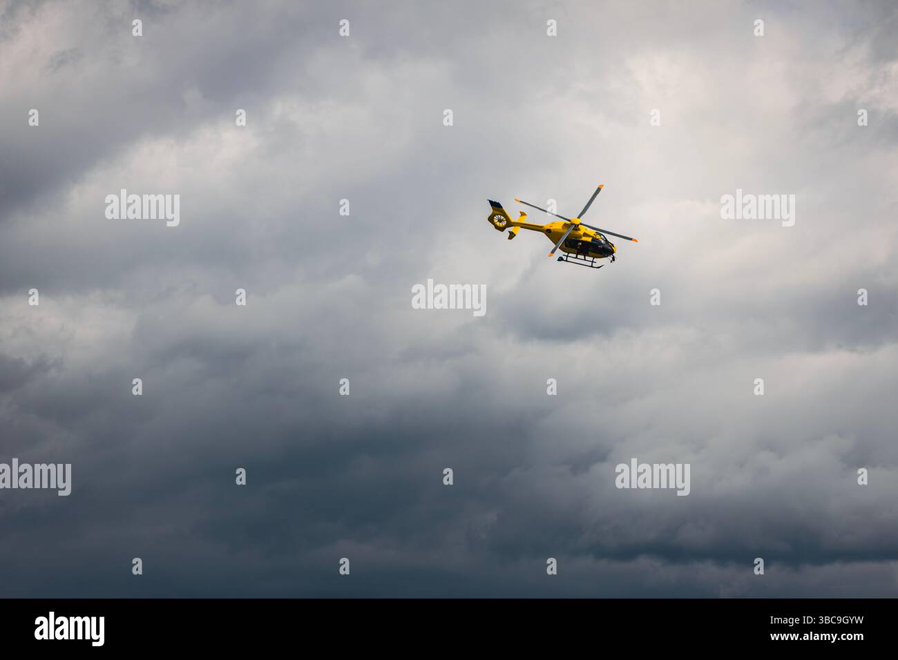 Elicottero giallo volante del servizio medico di emergenza. Temi salvataggio, aiuto e speranza. Foto Stock