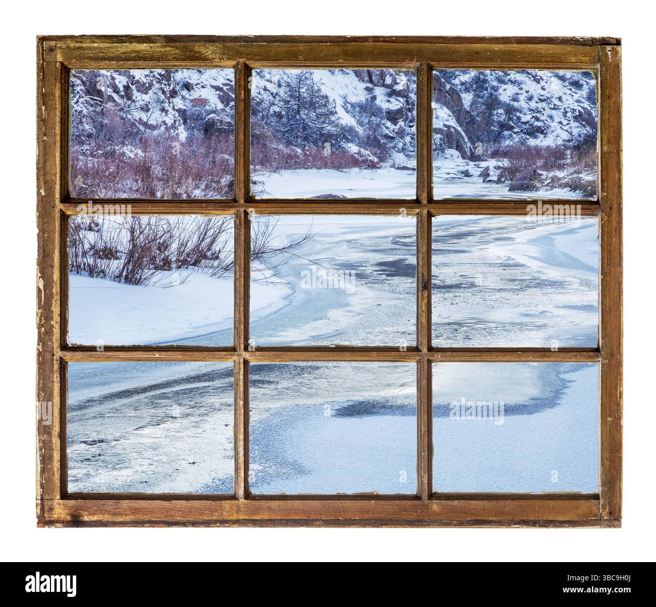 Fiume di montagna ghiacciato visto attraverso vintage, grunge, finestra con vetro sporco Foto Stock