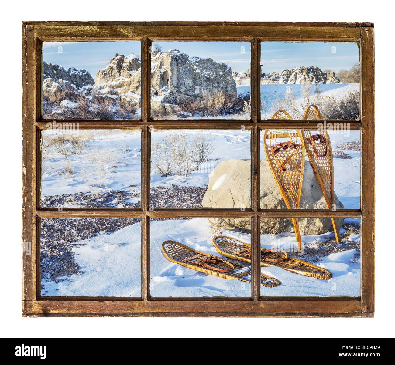 Ambientazione invernale con racchette da neve classiche d'epoca viste da una vetrina della vecchia cabina Foto Stock