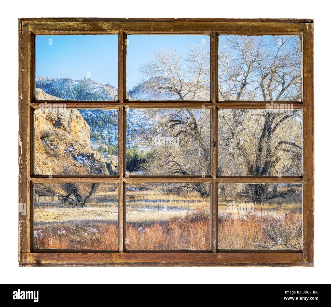 Valle di montagna con pascoli come si vede attraverso vintage, grunge, finestra con vetri sporchi Foto Stock