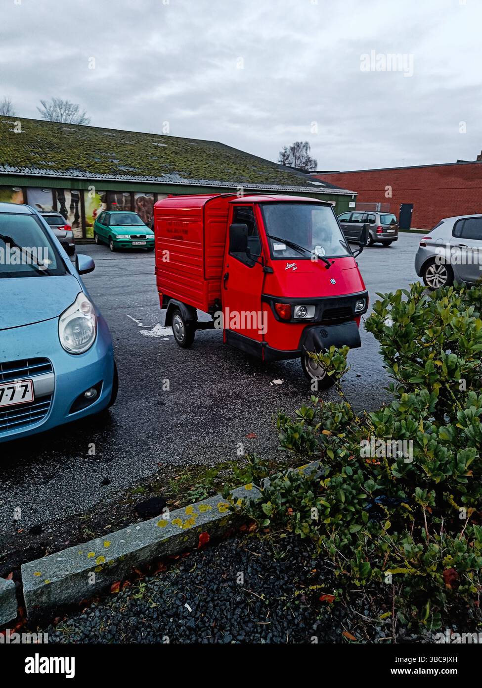 Holstebro, Danimarca - 30 novembre 2024: Un veicolo compatto rosso Piaggio Ape Foto Stock