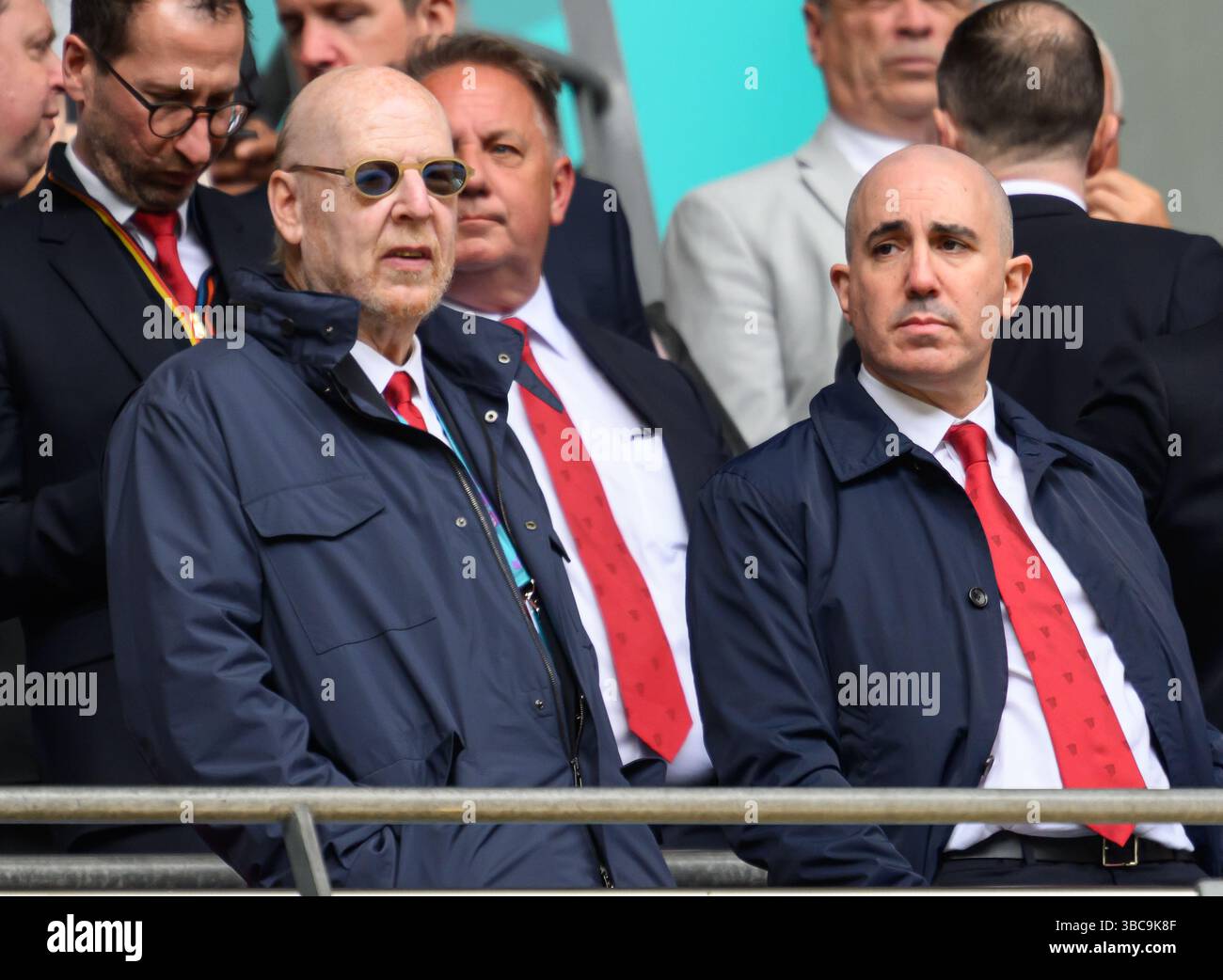Londra, Regno Unito. 18 maggio 2025. Chelsea contro Manchester United - finale di fa Cup femminile - Stadio di Wembley. Omar Berrada (R) CEO del Manchester United e Avram Glazer co-proprietario. Crediti immagine: Mark Pain / Alamy Live News Foto Stock