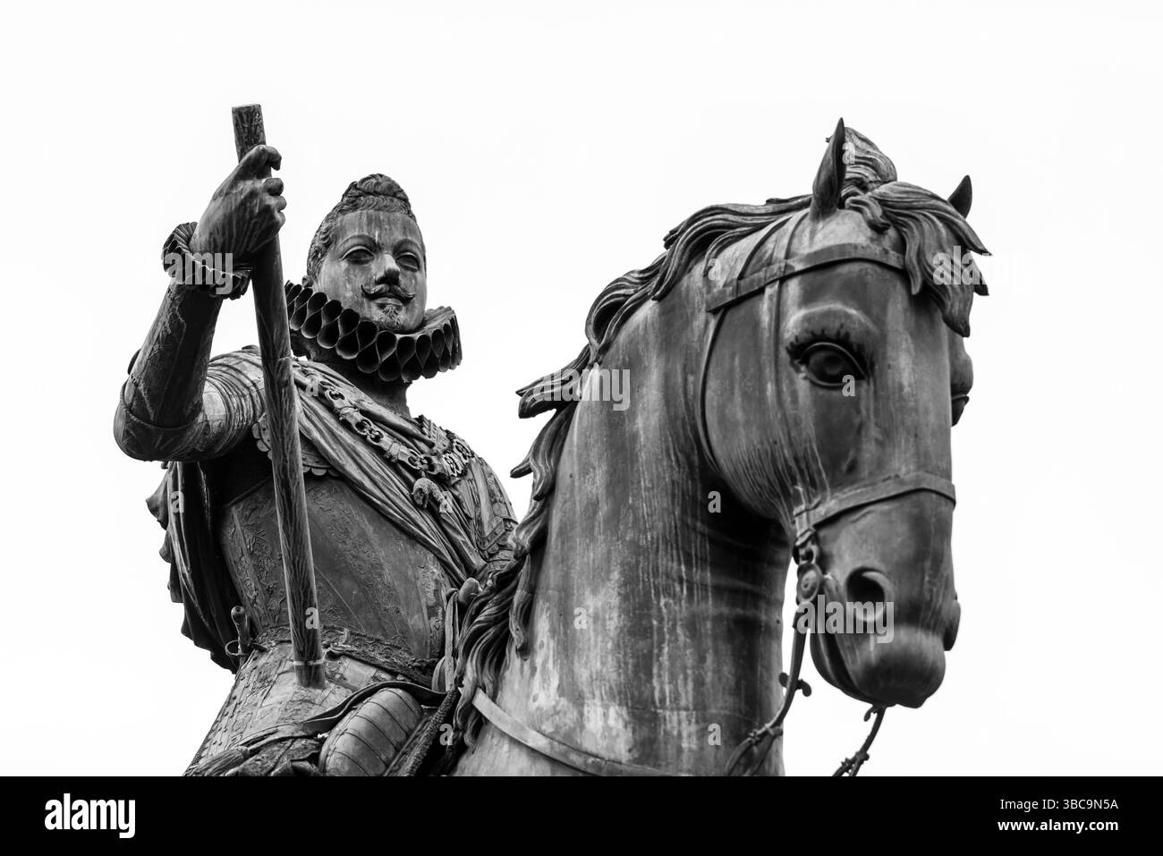 Statua in bronzo del re Filippo III al centro della piazza vecchia di Plaza Mayor nel centro di Madrid, capitale della Spagna, il 4 dicembre 2022 Foto Stock