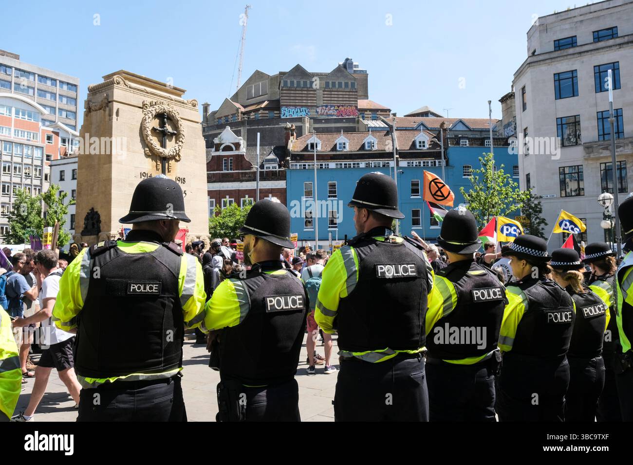 La polizia mantiene l'ordine pubblico. Bristol protesta contro l'odio demo maggio 2025 Foto Stock