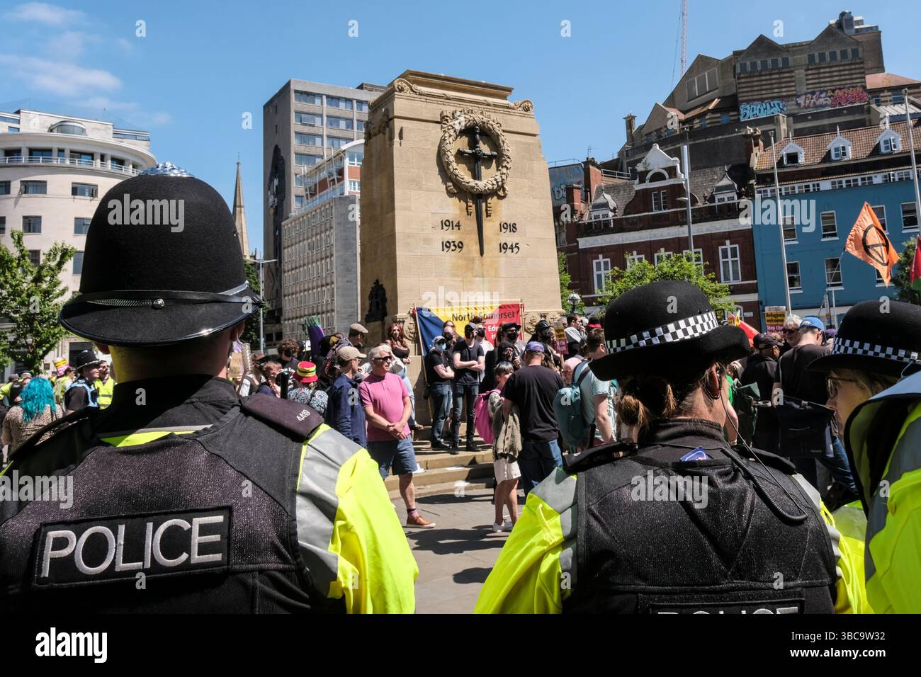 La polizia mantiene l'ordine pubblico. Bristol protesta contro l'odio demo maggio 2025 Foto Stock